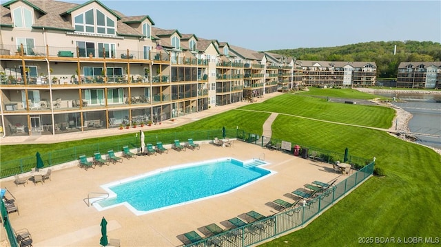 view of swimming pool featuring a lawn