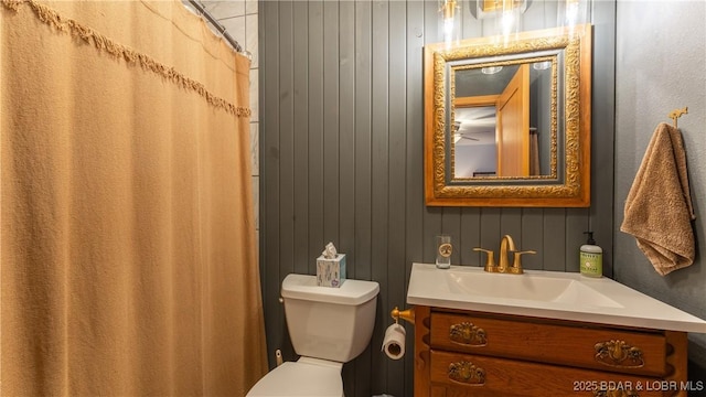 bathroom with a shower with curtain, vanity, and toilet