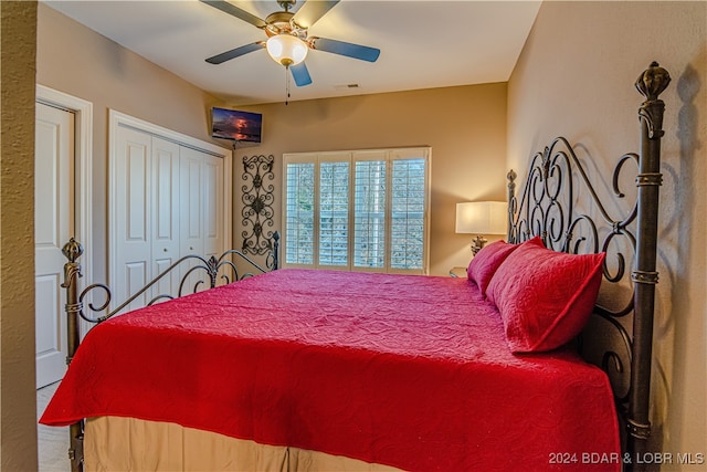 bedroom featuring ceiling fan and a closet