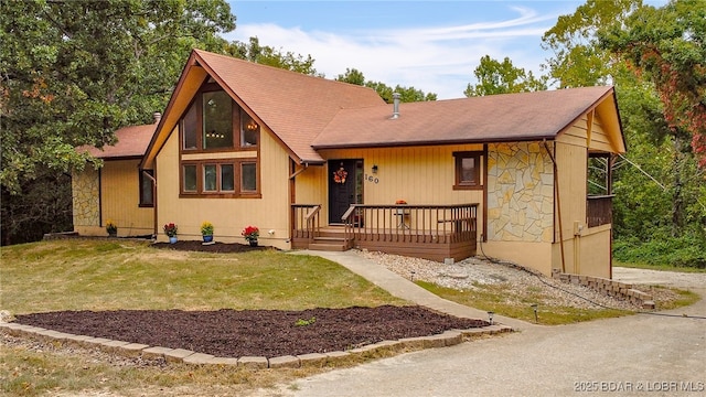 view of front of house with a front lawn