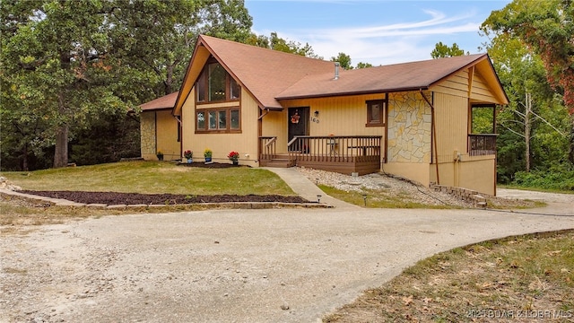 view of front of property featuring a front yard