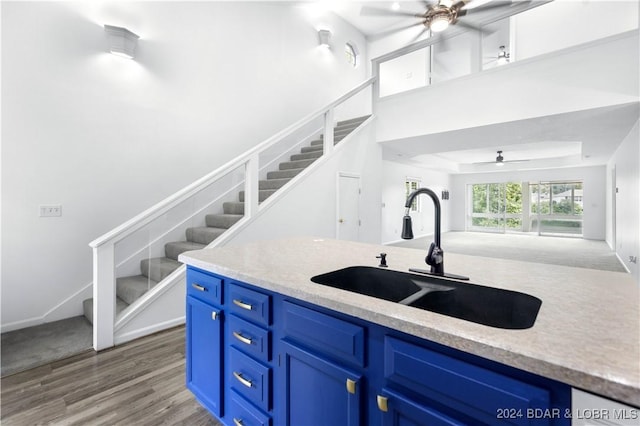 kitchen featuring blue cabinets, sink, ceiling fan, and dark hardwood / wood-style floors