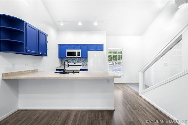 kitchen featuring sink, white appliances, blue cabinetry, backsplash, and kitchen peninsula