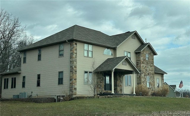 view of front of property featuring a front lawn