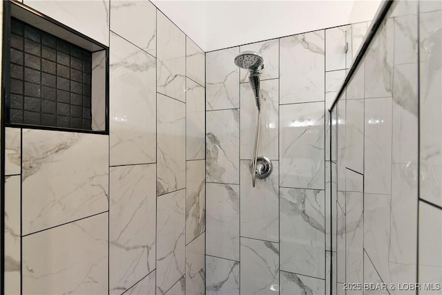 bathroom featuring a tile shower