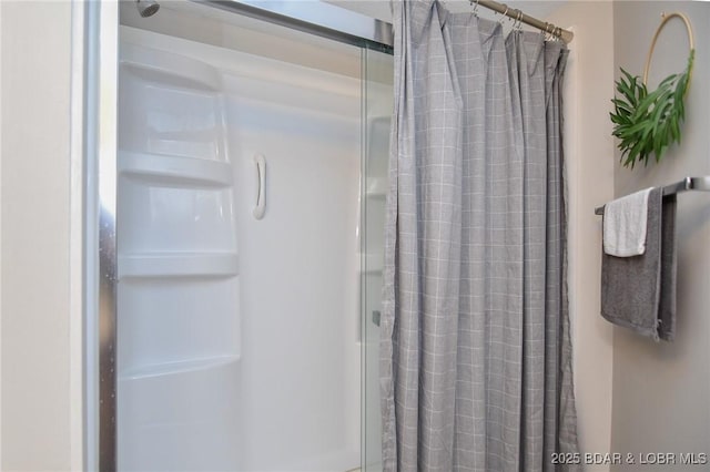 bathroom featuring a shower with shower curtain