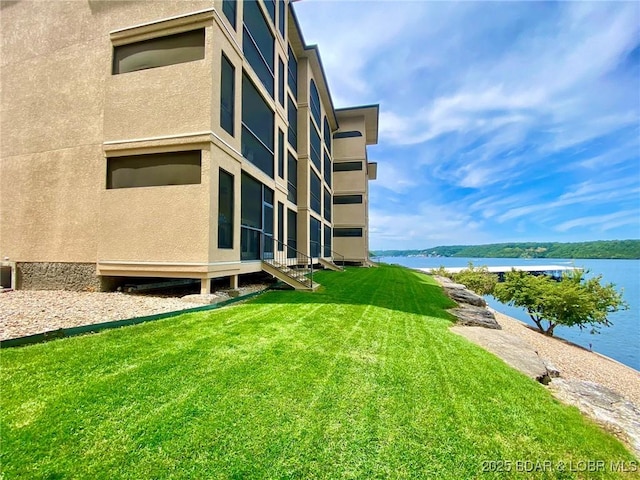 view of yard featuring a water view