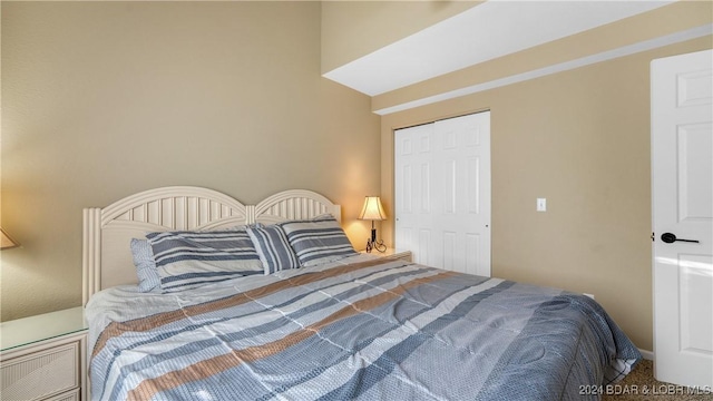 bedroom featuring carpet flooring and a closet