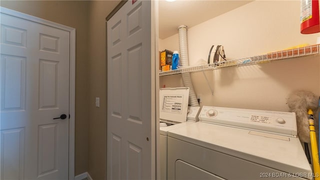 washroom featuring washing machine and clothes dryer