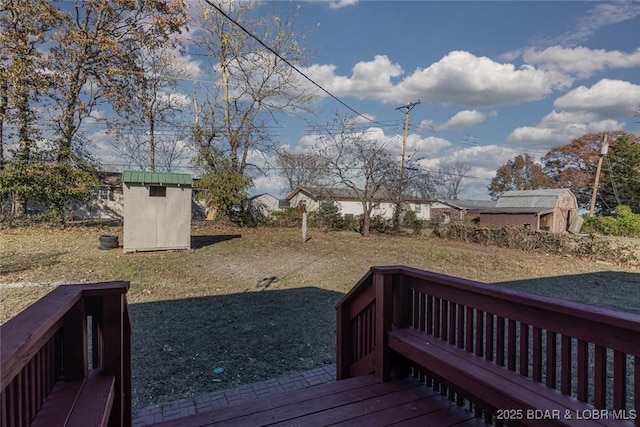 view of yard featuring a storage shed