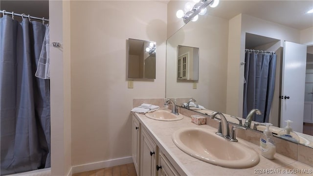 bathroom with a shower with curtain and vanity