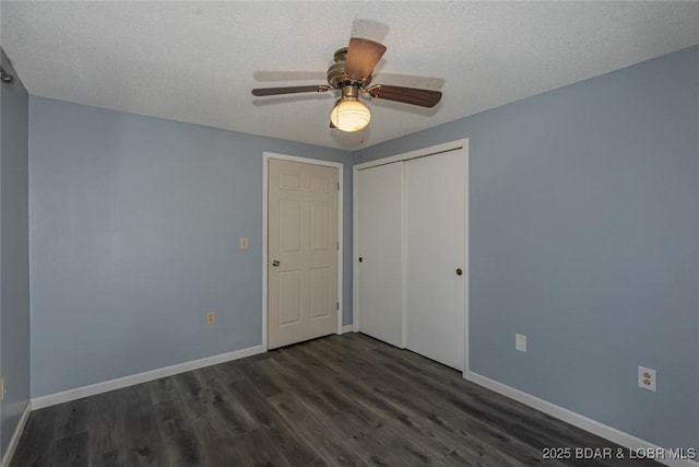 unfurnished bedroom featuring a textured ceiling, ceiling fan, dark wood-type flooring, and a closet