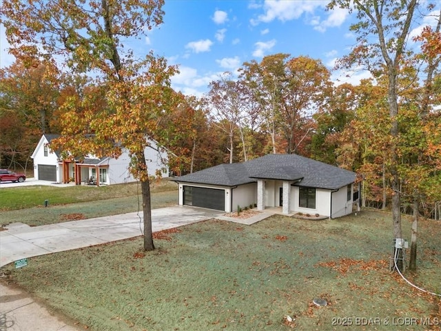 view of front facade featuring a garage and a front yard