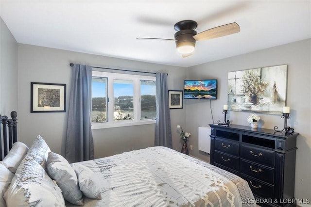 bedroom with ceiling fan