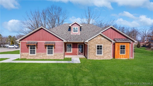 view of front of property featuring a front lawn