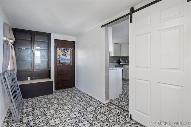 entryway featuring a barn door