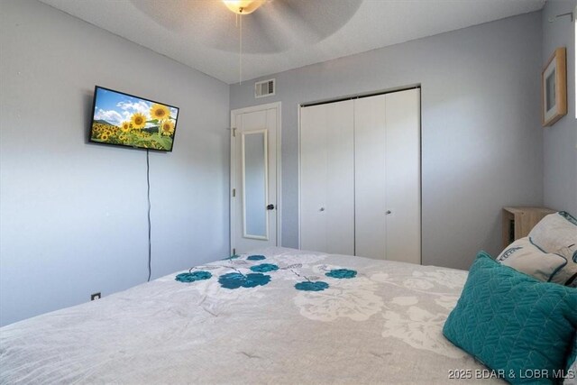 bedroom featuring a closet, ceiling fan, and a textured ceiling