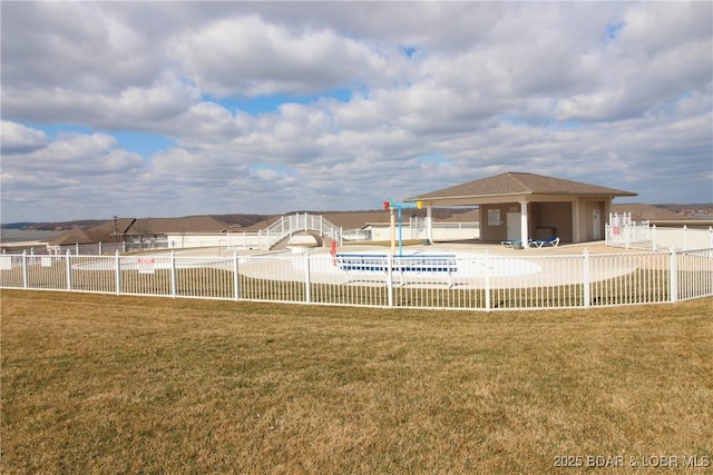 view of yard featuring an empty pool