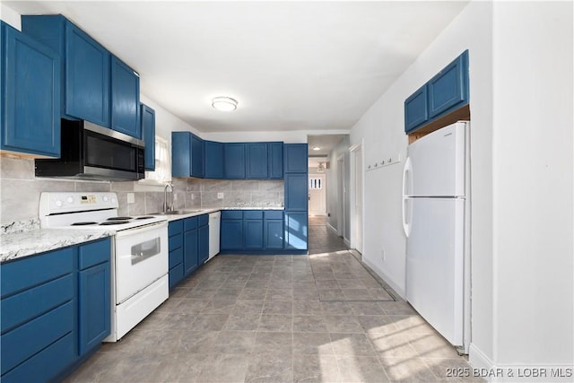 kitchen featuring white appliances, a wealth of natural light, sink, blue cabinets, and backsplash