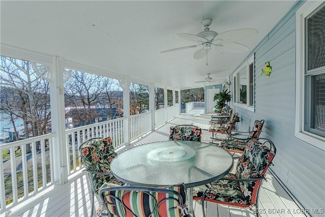 sunroom with ceiling fan