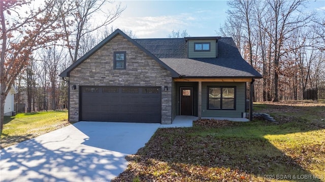 view of front of house featuring a front lawn and a garage