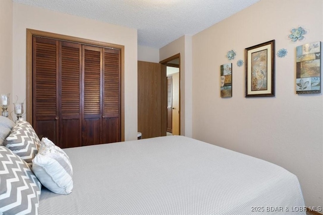 bedroom featuring a textured ceiling and a closet