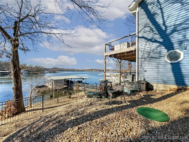 view of yard featuring a water view