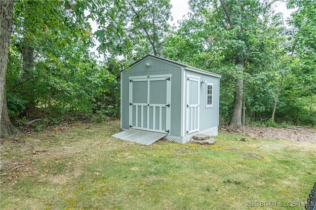 view of outdoor structure featuring a yard