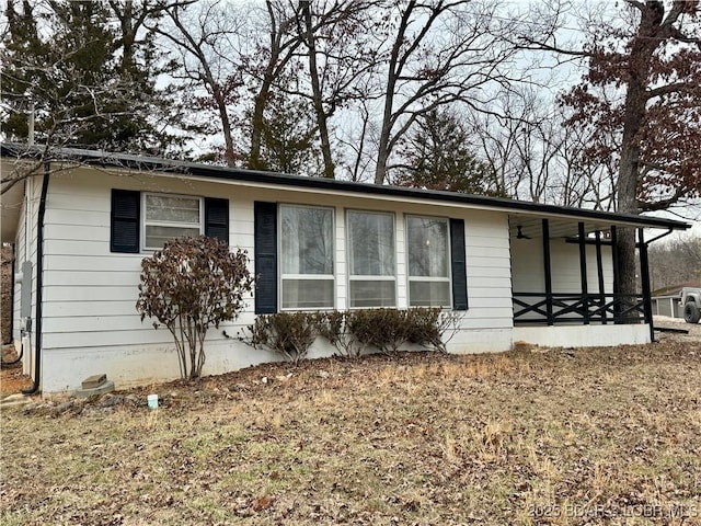 view of front of property with a porch and a front lawn