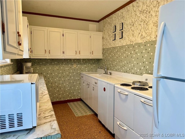 washroom with crown molding and sink