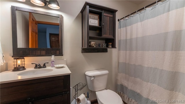 bathroom with a shower with curtain, vanity, and toilet