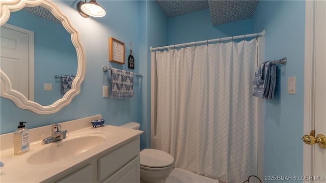 bathroom featuring a shower with curtain, vanity, and toilet