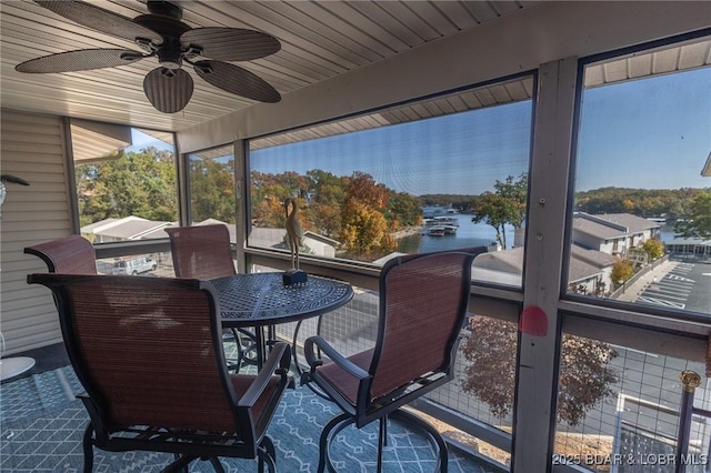 sunroom featuring ceiling fan