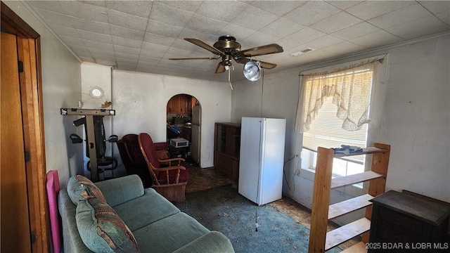 sitting room featuring ceiling fan