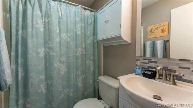 full bath with curtained shower, toilet, vanity, and decorative backsplash