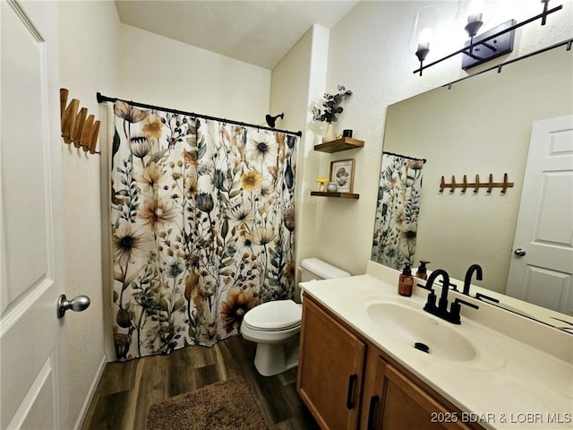 full bathroom featuring vanity, a shower with curtain, toilet, and wood finished floors