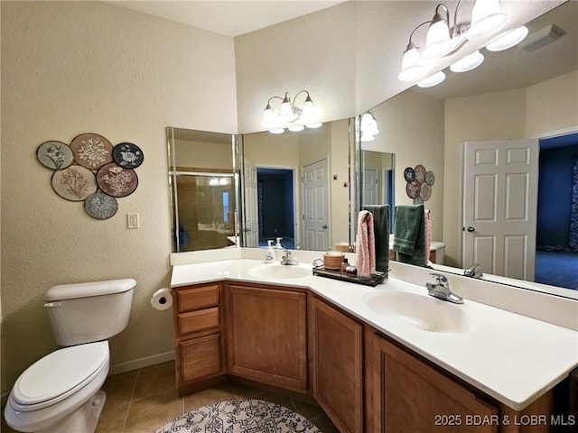 full bath with toilet, a chandelier, a sink, and visible vents