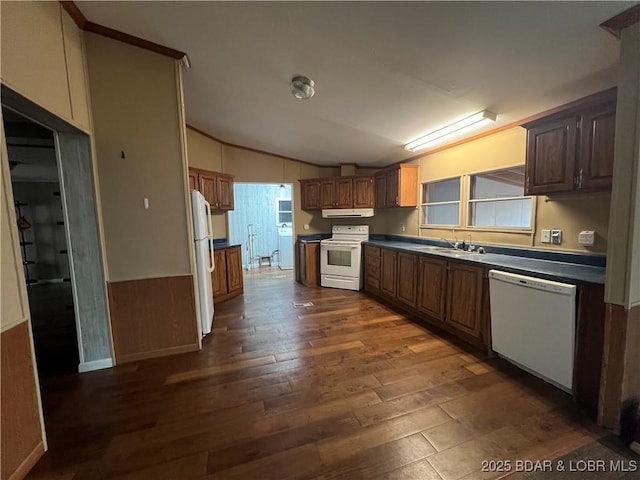 kitchen featuring lofted ceiling, sink, crown molding, dark hardwood / wood-style floors, and white appliances