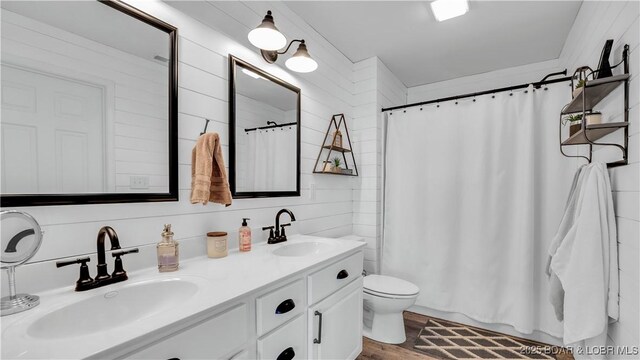 bathroom with a shower with curtain, vanity, and toilet