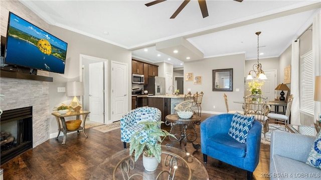 living room featuring dark wood-style floors, a ceiling fan, baseboards, and ornamental molding