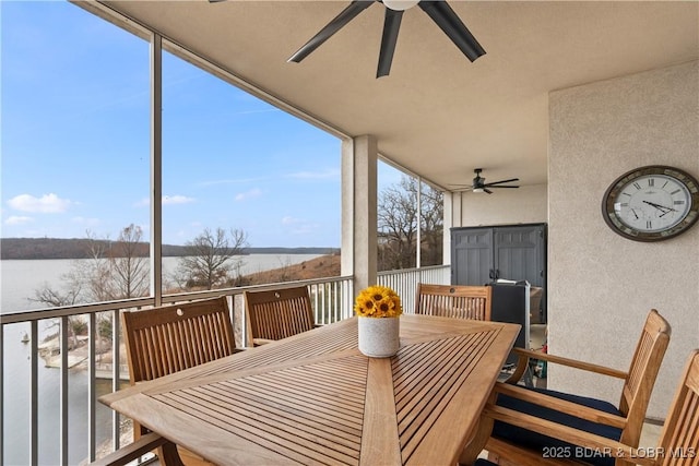 sunroom with ceiling fan