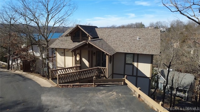 view of front facade featuring a shingled roof