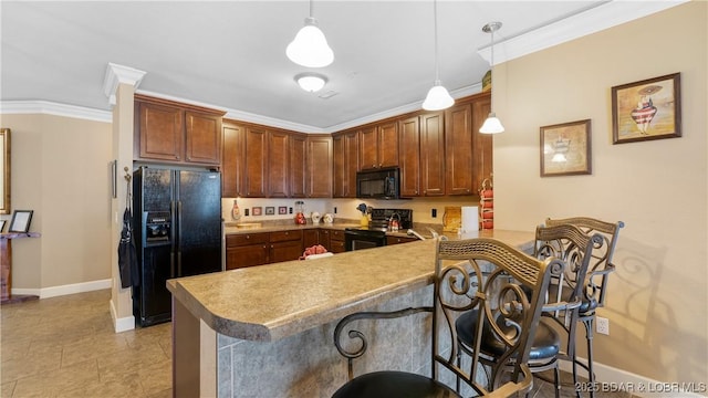 kitchen with pendant lighting, crown molding, a breakfast bar, black appliances, and kitchen peninsula