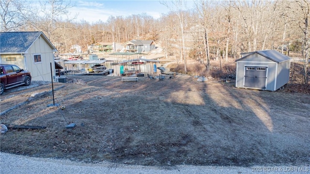 view of yard featuring a storage unit