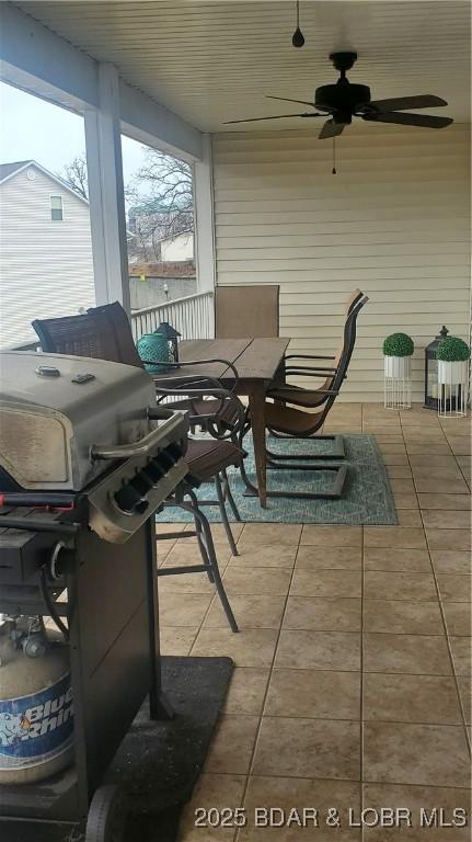 sunroom featuring ceiling fan