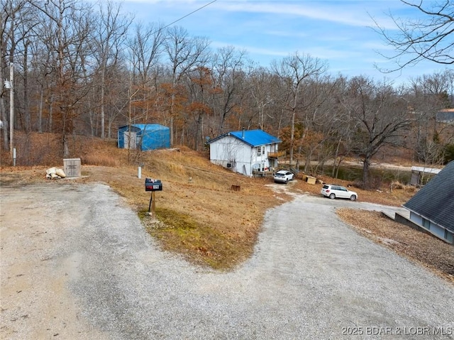 view of yard featuring a storage unit