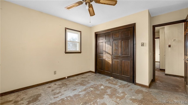 unfurnished bedroom featuring ceiling fan and a closet