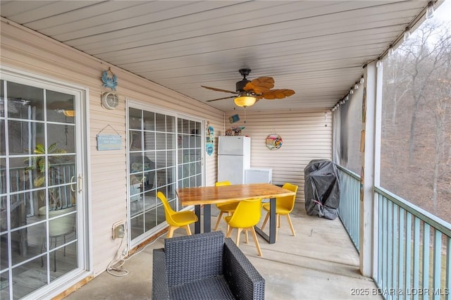 sunroom with ceiling fan