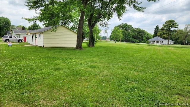 view of green lawn
