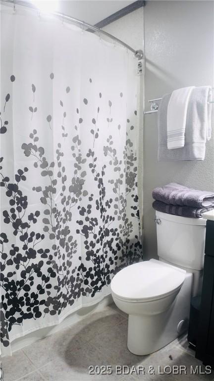 33 Crow Ct Unit 2E, Lake Ozark, MO 65049 - bathroom with toilet and a shower with curtain